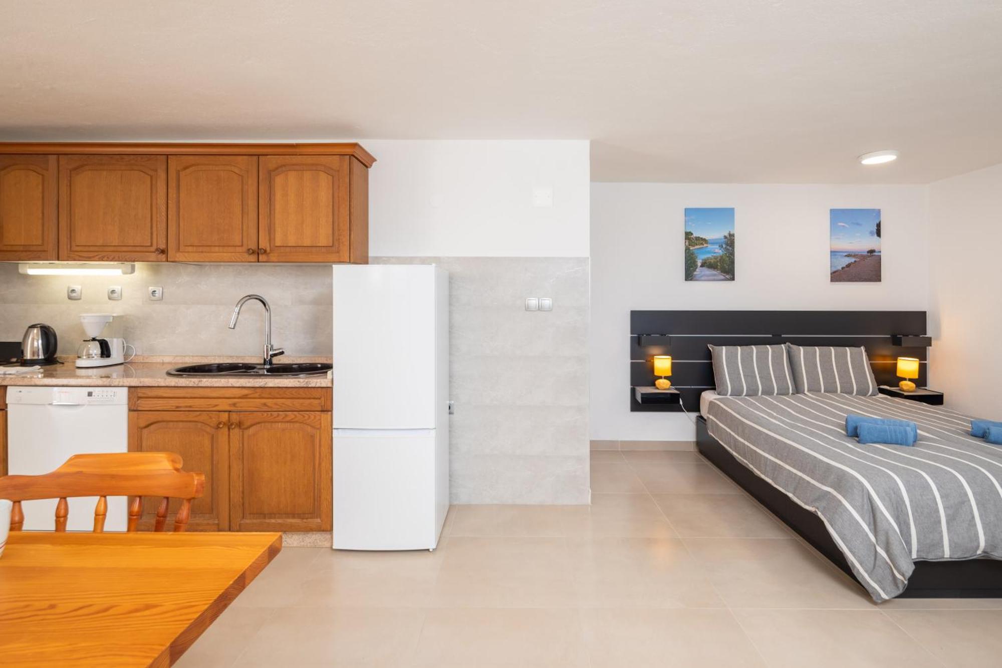 Sunshine Suites Omiš Extérieur photo